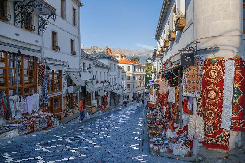 Einkaufsstraße in Gjirokastër, Albanien