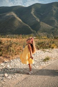 Albanisches Mädchen genießt die Freiheit der Berge