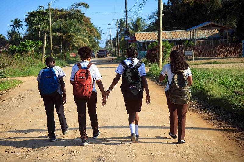 Belizische Kinder auf dem Schulweg Belizische Kinder auf dem Schulweg