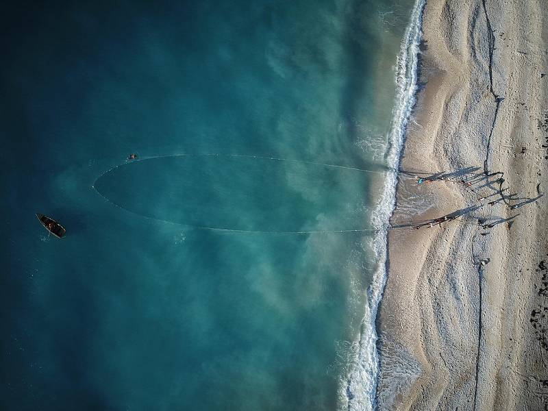 Fischer beim Einholen des Schleppnetzes