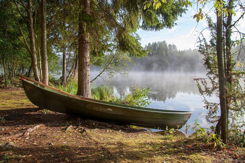 Leben als Familie in Finnland - Boot am See