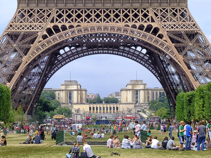 Buntes Treiben unter dem Eiffelturm in Paris