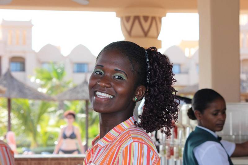 Kellnerin auf Kap Verde