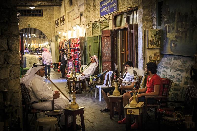 Raucher im Souq Waqif in Doha