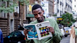 Kenianer beim Lesen einer Zeitschrift