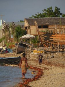 Strand in einem madagassischen Dorf