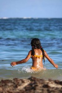 Mädchen beim Baden auf Martinique