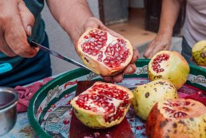 Frische Granatäpfel werden zu Saft verarbeitet Frische Granatäpfel werden zu Saft verarbeitet
