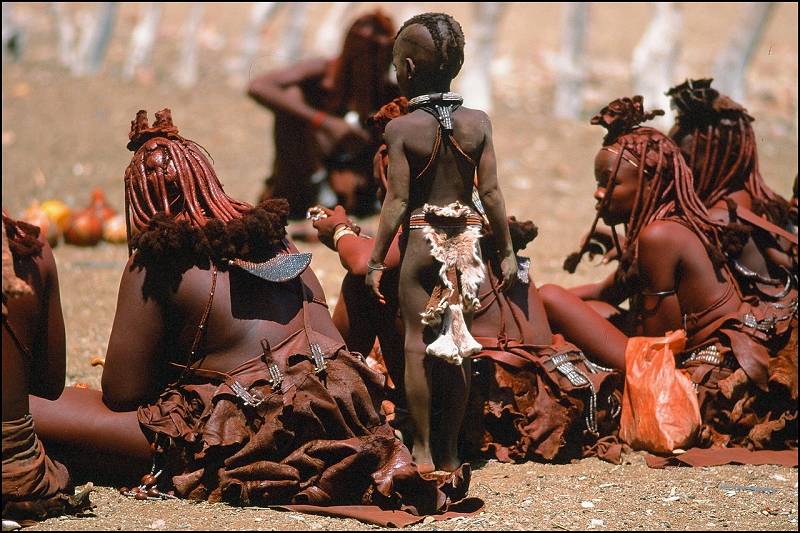 Traditionell lebende Himba Familie in Namibia