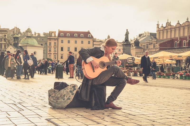 Musiker auf einem öffentlichen Platz in Polen