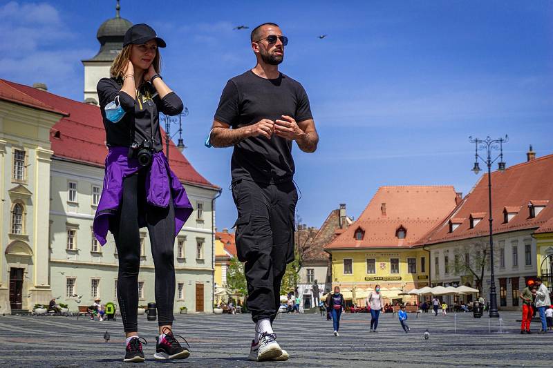 Junges aktives Paar in Rumänien
