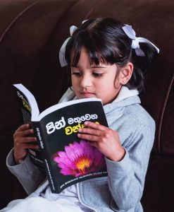 Sri-Lankisches Mädchen liest Singhalesisch