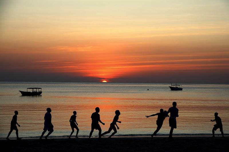 Kinder spielen Fußball am Strand von Sansibar Kinder spielen Fußball am Strand von Sansibar