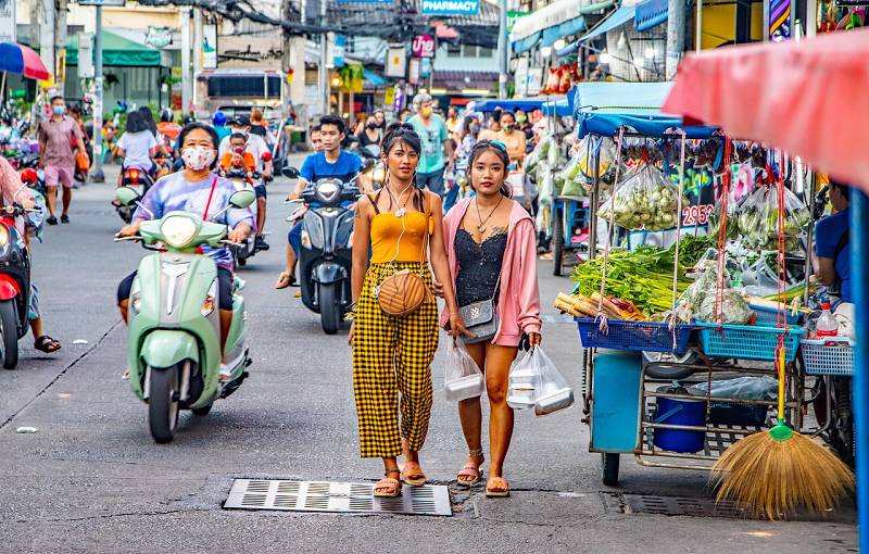 Belebte Straße in Thailand - Menschen Belebte Straße in Thailand - Menschen
