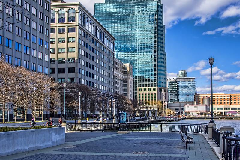 Fluss und Uferpromenade in Jersey City, USA