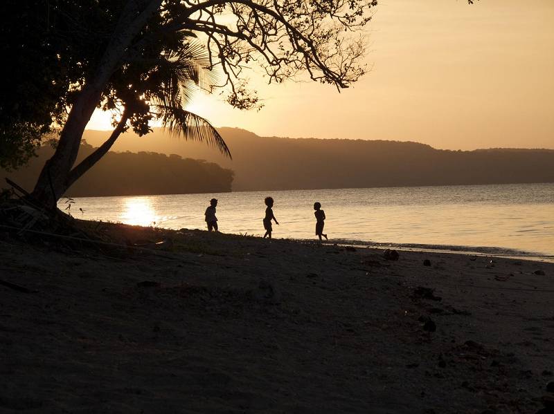 Kinder spielen an einem Strand auf Vanuatu