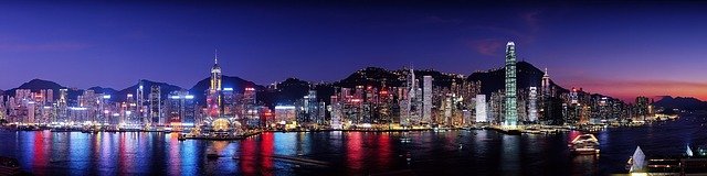Hong Kongs Skyline bei Nacht